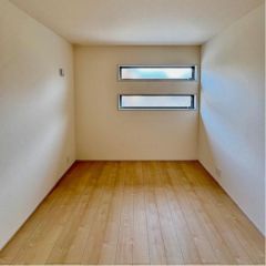 コチラは東側にある6帖の洋逸になります。