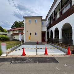 駐車場は2台分のスペースがあります。