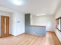 南向きで17帖ある開放的なリビングです。