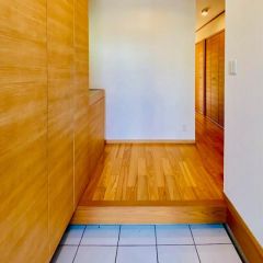 玄関は明るく、大型の収納が付いています。
