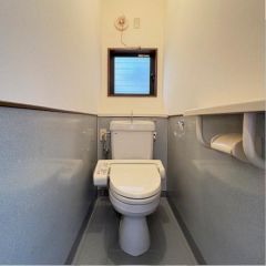 玄関を入ってすぐの所にトイレがあります。