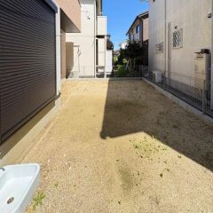 建物南側に陽当たり良好なお庭があります。