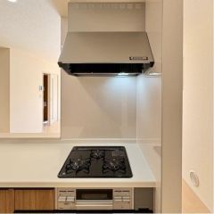 コンロは三ツ口で大型換気扇付です。