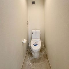 1階トイレの中は広いスペースがあります。