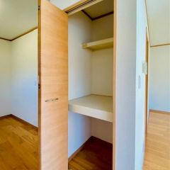 キッチン後ろにパントリーが付いています。