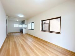 南向き開放的な14.25帖あるリビング。