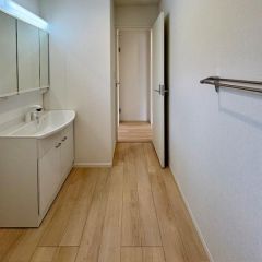 洗面所は白基調で清潔感がありますよ♪