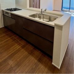 リビングを見渡せるカウンターキッチン。