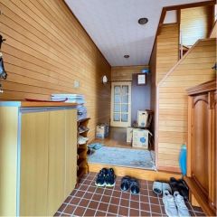 開放的な玄関は2階にあり収納豊富です。