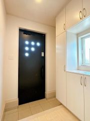 玄関周りはシンプルで明るいデザインです。