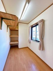 コチラは1階にある納戸になります。