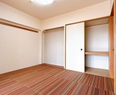 リビング横に6帖の和室があります。