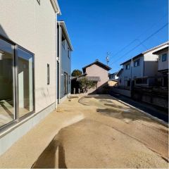 建物南側に陽当たり良好な広いお庭付です。