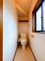 開口窓が大きいので室内が明るいです。