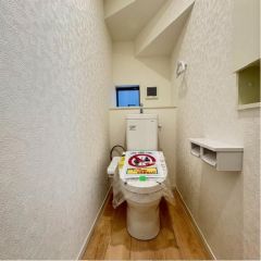 1階の階段下にトイレがあります。