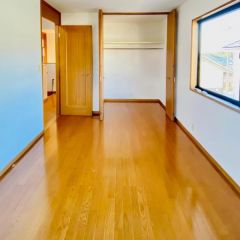 こちらは南西にある6帖の洋室になります。