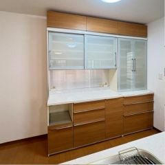 キッチン後ろに大型のカップボード付です。