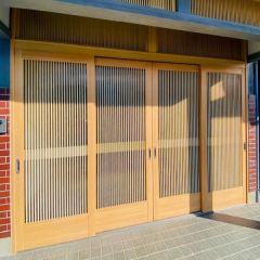 玄関扉は4枚仕様になっていて広いです。