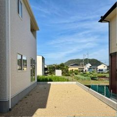 建物南側に陽当たり良好なお庭があります。