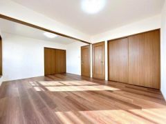 コチラは2階11.5帖の洋室になります。