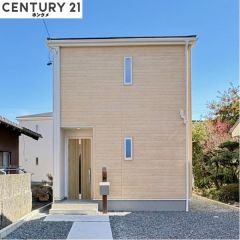 コチラは建物正面から見た外観写真です。