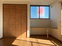 便利なカウンター付14帖のリビングです。