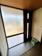 玄関周りは明るくて広く開放感があります。