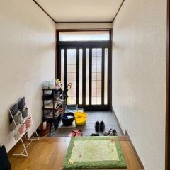 玄関周りは明るくて広く開放感があります。