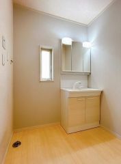 洗面台は新品交換済みで気持ちいいですね♪