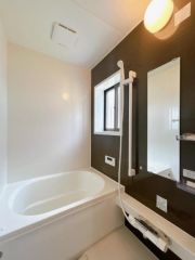 ユニットバスは新品交換済みです。