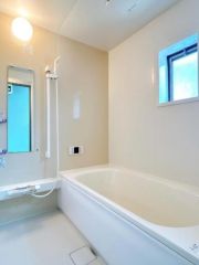 ユニットバスは新品交換済みです。