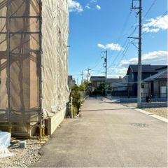 西前面道路から外観を見るとこんな感じ。