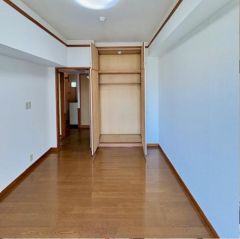 コチラは北側にある5.5帖の洋室です。