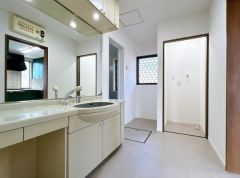 洗面所には収納スペースが豊富で便利です。