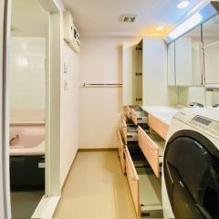 洗面所は収納が多く洗濯機防水パン付です。