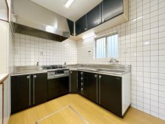 使いやすく機能的L字型システムキッチン。