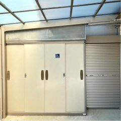 コチラは駐車場カーポート収納になります。