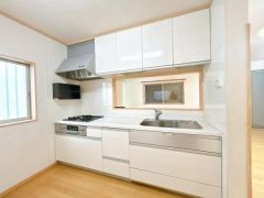 リビングを見渡せるカウンターキッチン。