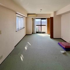 コチラは南側にある収納が多い洋室です。
