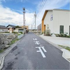 東前面道路から外観を見るとこんな感じ。