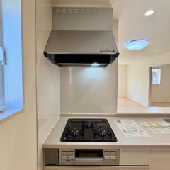 ガスコンロは3つ口で大型換気扇付です。