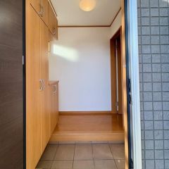 玄関は明るく大型シューズボックス付です。