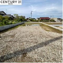 現在は基礎の状態で、8月頃完成予定です。