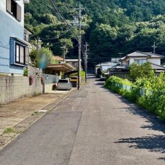 西前面道路から外観を見るとこんな感じ