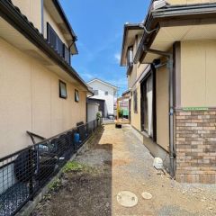 建物南側に陽当たり良好なお庭があります。