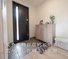 玄関は明るく開放感があります。