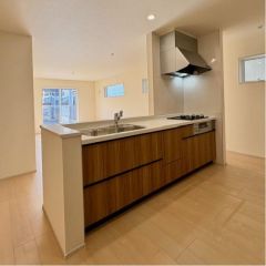 リビングを見渡せるカウンターキッチン。