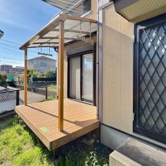 建物南側にウッドデッキがあります。