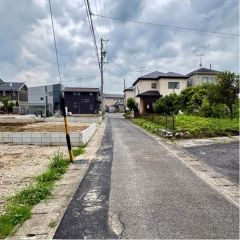 西前面道路から外観を見るとこんな感じ。