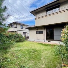 建物南側に陽当たり良好なお庭があります。